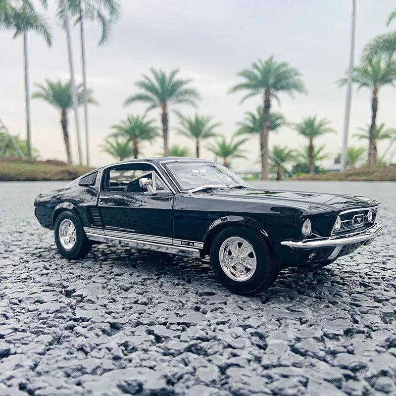 Maisto 1:18 1967 Ford Mustang GT Car - Aautomotive